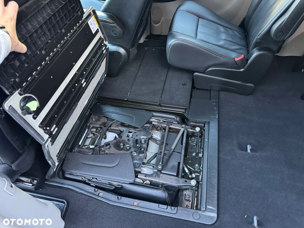 Chrysler Town & Country 3.6 Limited - 34
