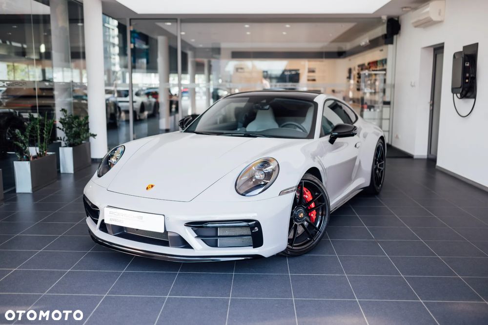 Porsche 911 Carrera GTS - 2