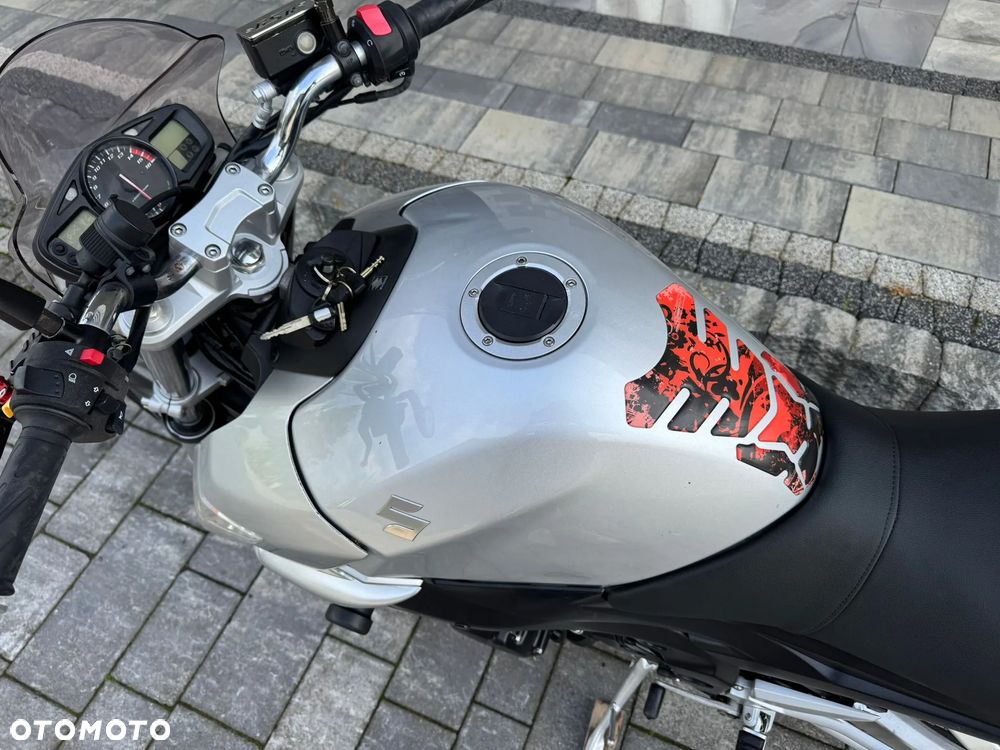 Suzuki GSR - 34