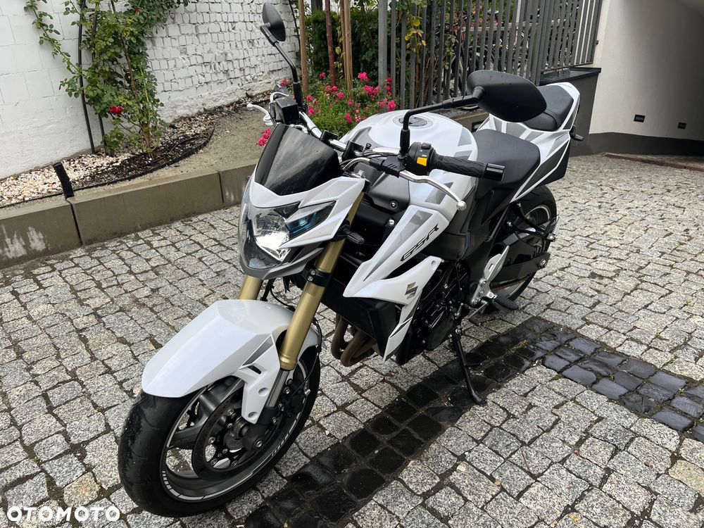 Suzuki GSR - 29