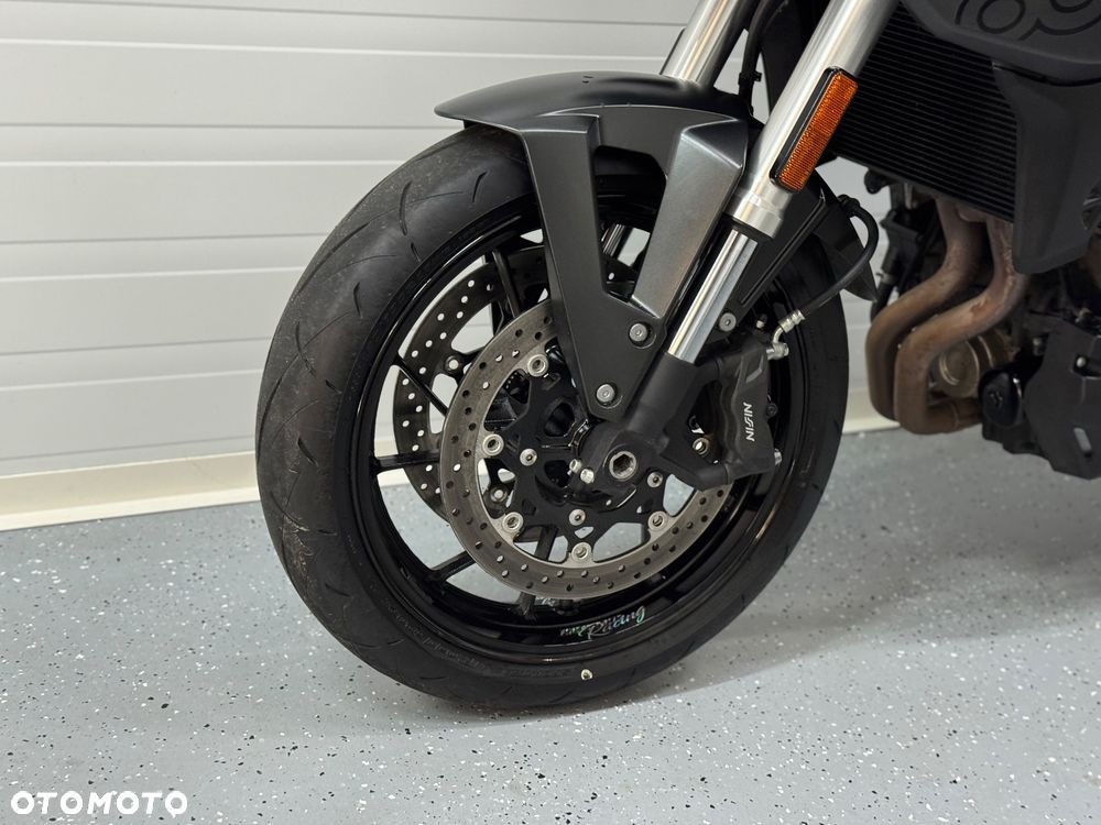 Suzuki GSX - 23