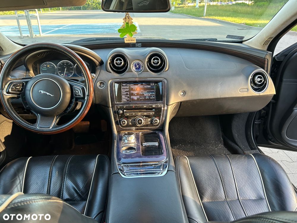 Jaguar XJ 5.0 V8 LWB Portfolio - 17