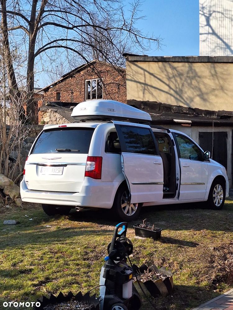 Chrysler Town & Country - 2