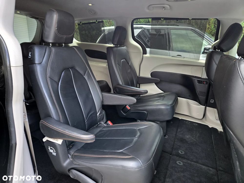 Chrysler Pacifica - 11