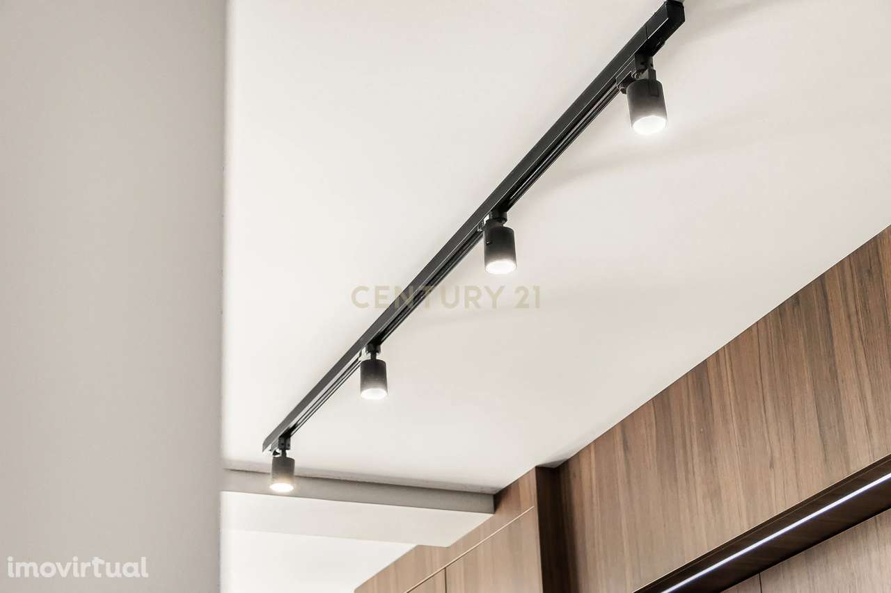 Espaçoso Apartamento T3 Totalmente Renovado em prédio com elevador no - Grande imagem: 4/39