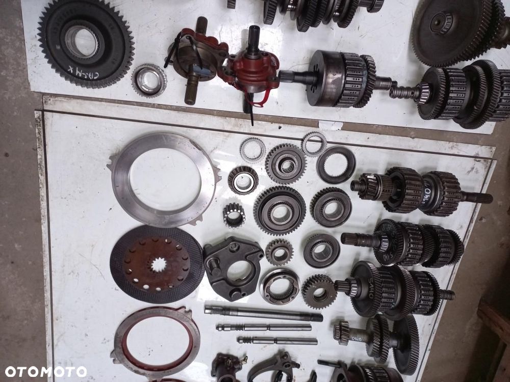 Case 5140 5130 5150 maxum kosz atak silnik zwolnice sterownik 1964762C2.1341161C2,1341098C1,1345850C1, 1345851C1,PIASTA,koło ataku,wałek,kosz rewersu,napędu,półbiegów,wom ,rozdzielacz,licznik,podnośnik,zawór,1995153C1,1995143C1,1346372C,1995262C1,A186746,144299A3,86Z,73Z,134585C2,1995393C2,19955383C2,A188035,115463A1.Case kosz sprzęgłowy biegów,wałek skrzyni 1995393C1,1995393C2,113557A1,1995208C1,5120,5140,5250,mx 90c,mx120,mx135,maccormick MTX,Maxxum wałek rewersu,półbiegów,napędu,koło zębate,przesówka,synchronizator. - 4