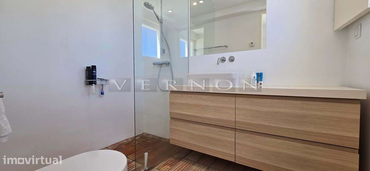 Moradia Moderna Renovada com Vista Mar e Rooftop no Centro de Carvoeir - Grande imagem: 5/27