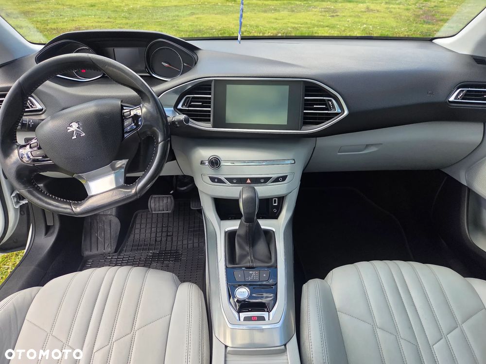 Peugeot 308 1.2 PureTech Allure S&S - 17