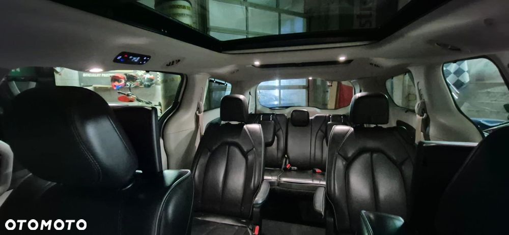 Chrysler Pacifica - 36