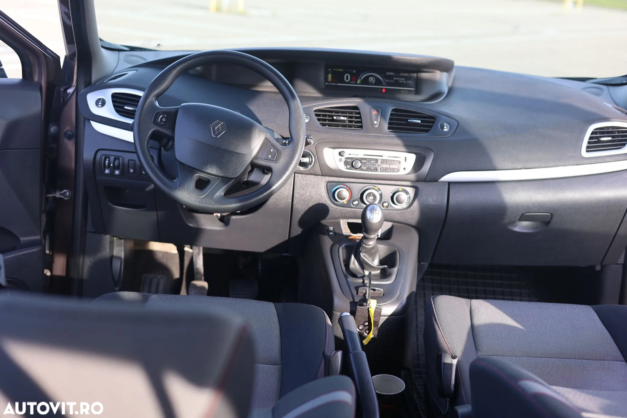 Renault Grand Scenic ENERGY TCe 115 S&S Authentique - 28
