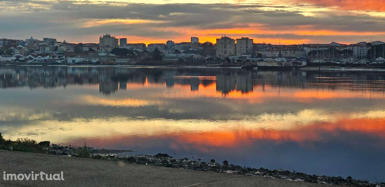 Prédio junto à Baía do Seixal, Vende-se!! Investimento! - Grande imagem: 3/35