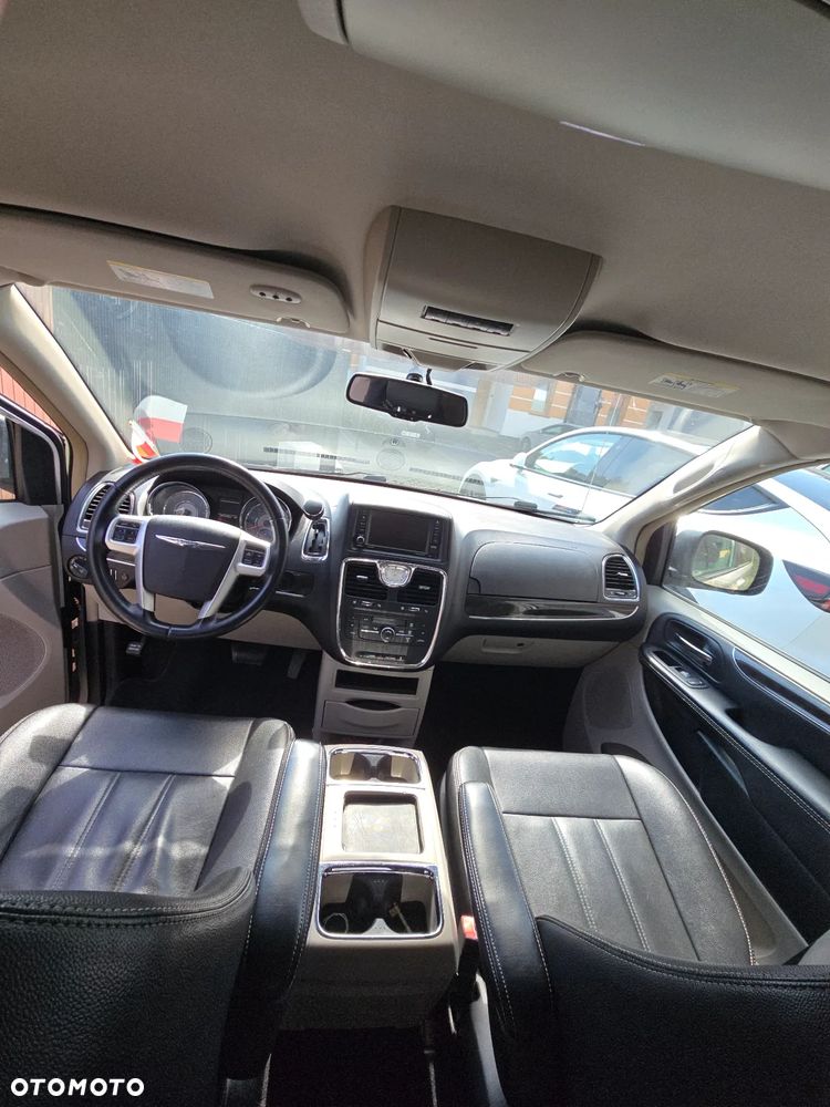 Chrysler Town & Country - 15