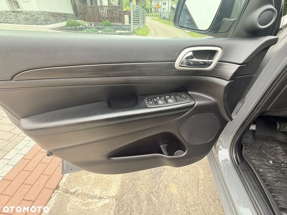 Jeep Grand Cherokee - 16