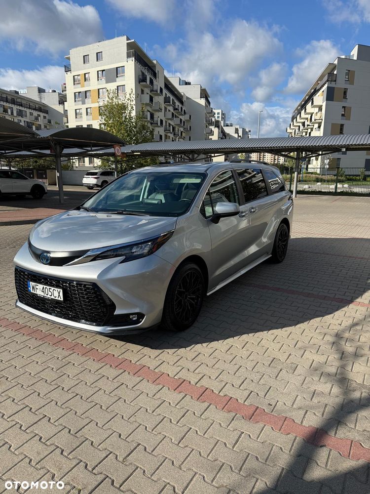 Toyota Sienna - 1