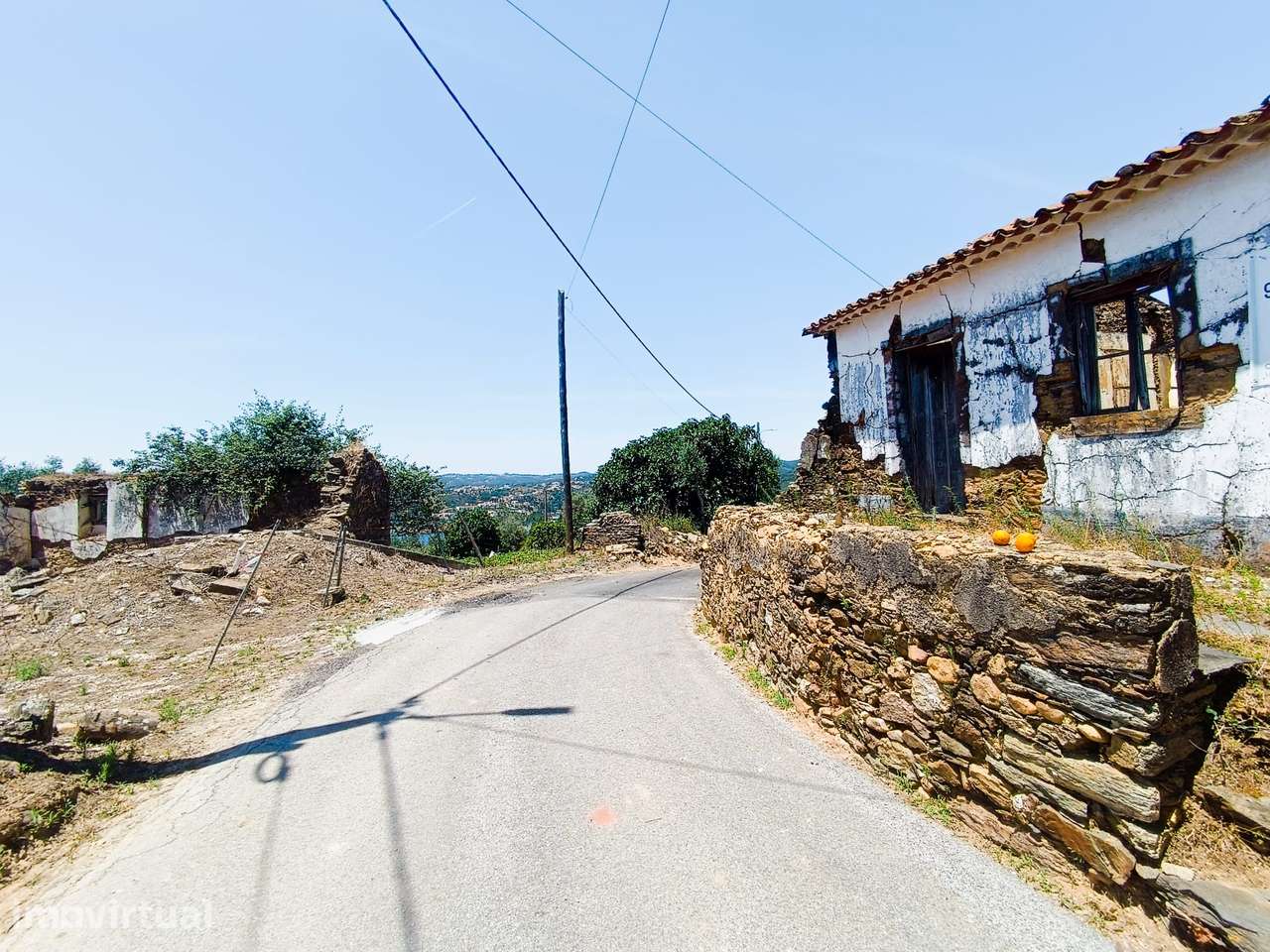 Abrantes, Cabeça Gorda, terrenos com ruínas-Junto à Albufeira de Caste - Grande imagem: 3/26