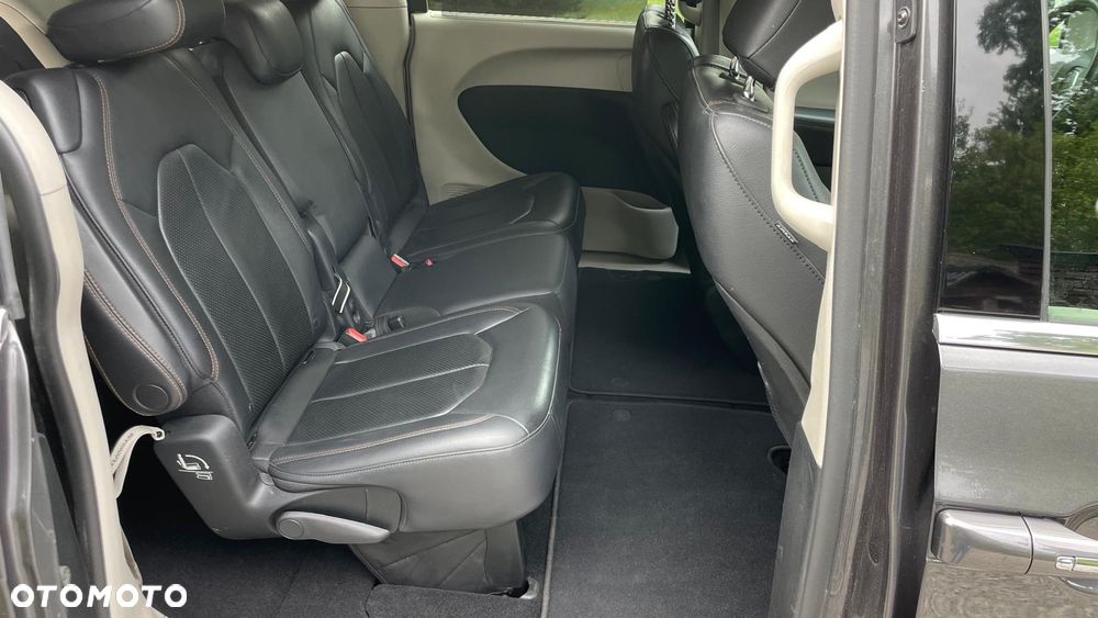 Chrysler Pacifica - 16