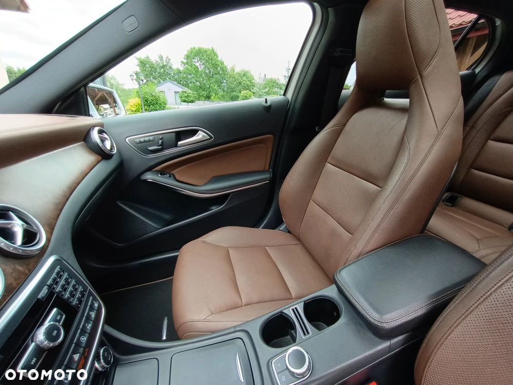 Mercedes-Benz GLA 250 4Matic 7G-DCT - 20