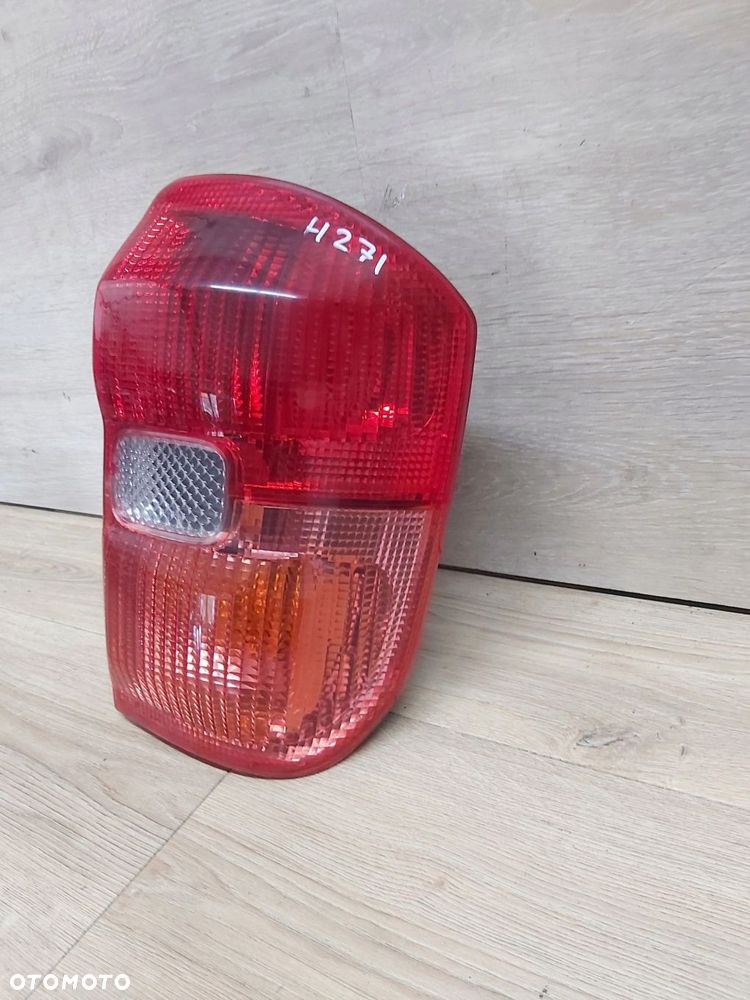 Toyota Rav4 II XA20 lampa prawy tył 01-03 r - 1