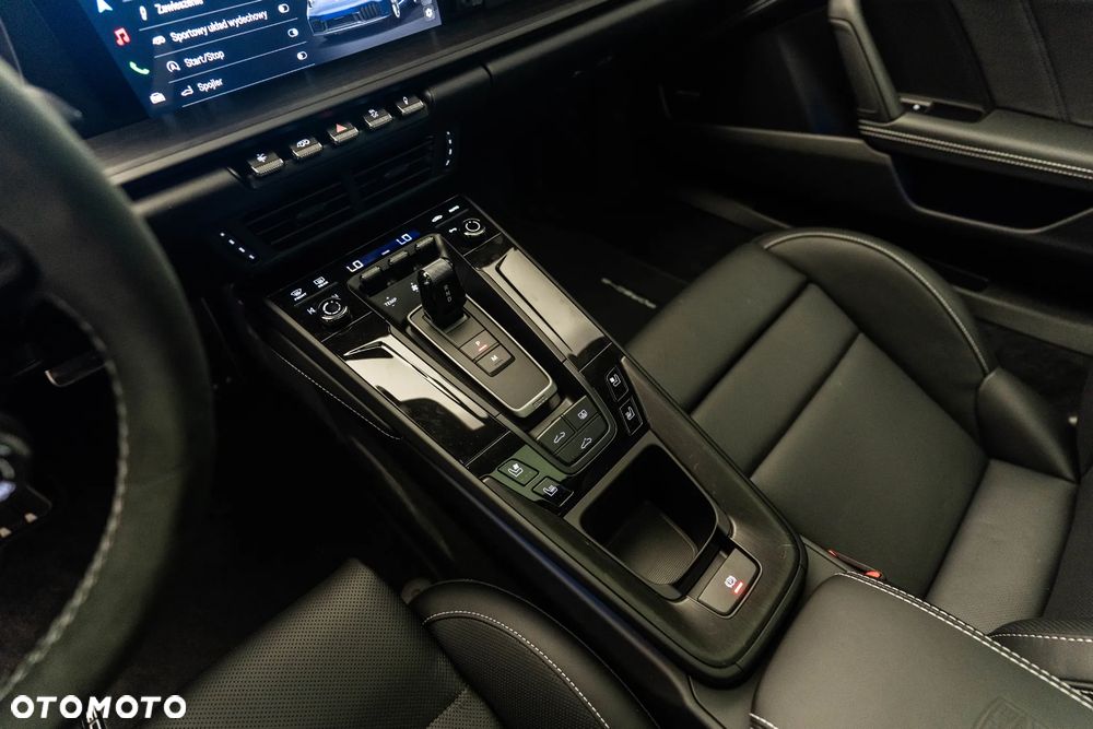 Porsche 911 Carrera 4 GTS - 27