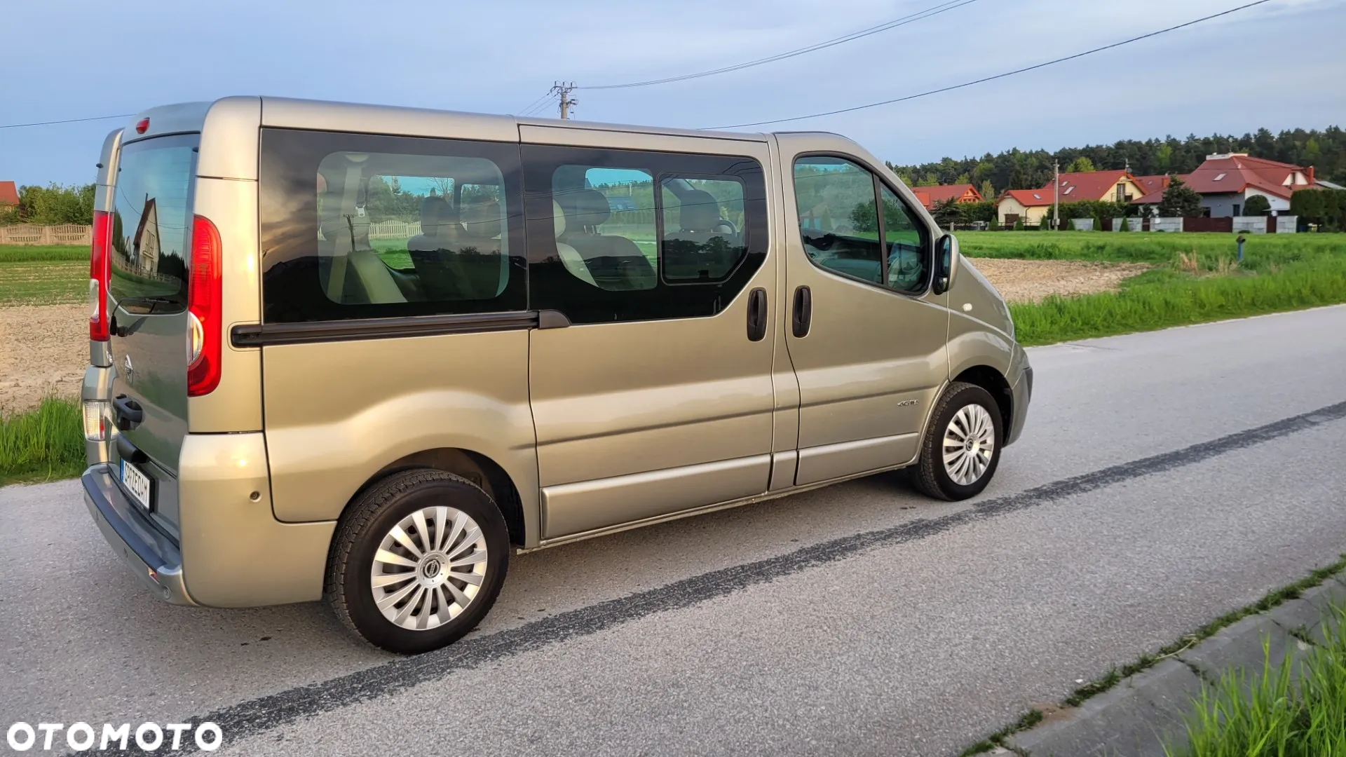 Renault Trafic 2.0 dCi 115 FAP Grand Passenger Black Edition - 3