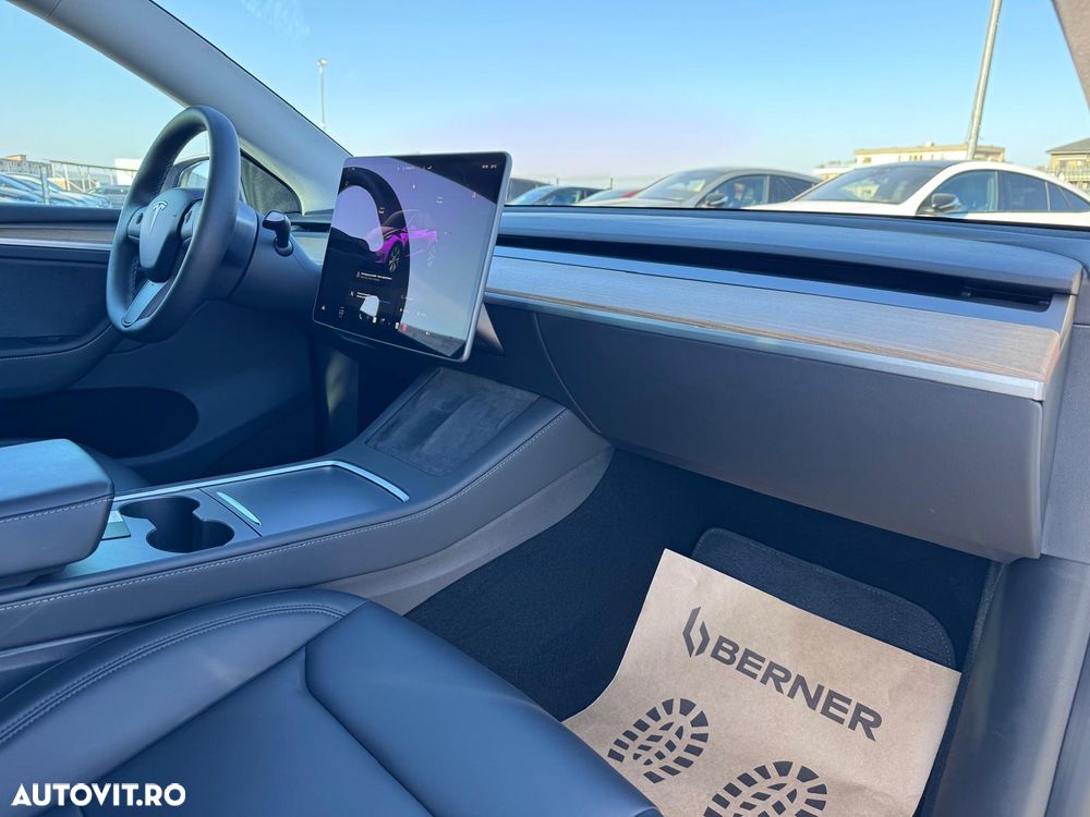 Tesla Model Y Long Range Dual Motor AWD - 12