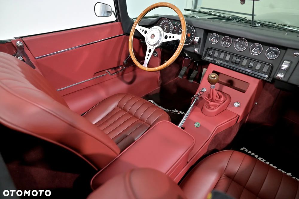 Jaguar E-Type - 25