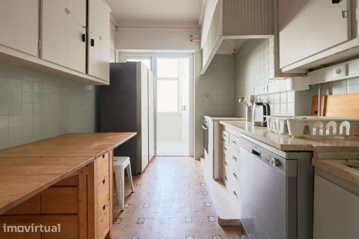 Quarto - localizado em São Sebastião Lisbon - Grande imagem: 5/28