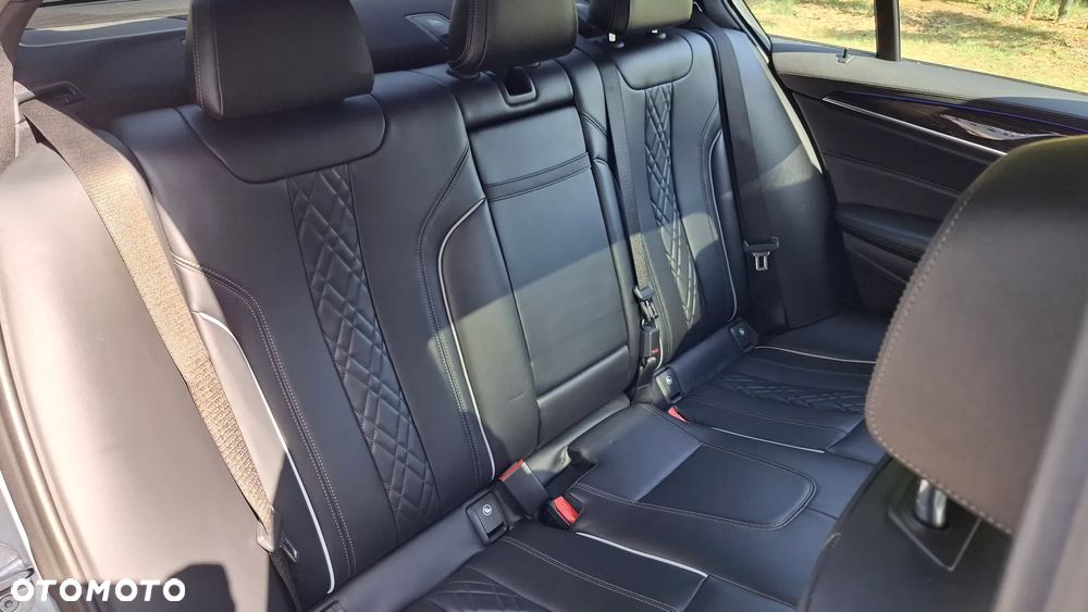 BMW Seria 5 M550i xDrive - 25