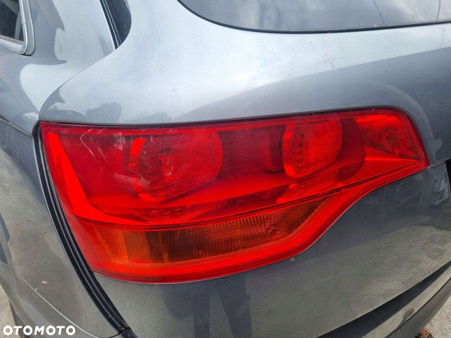 AUDI Q7 4L 05-10 r. LAMPA LEWY TYŁ LEWA TYLNA W KLAPĘ EU + - 2