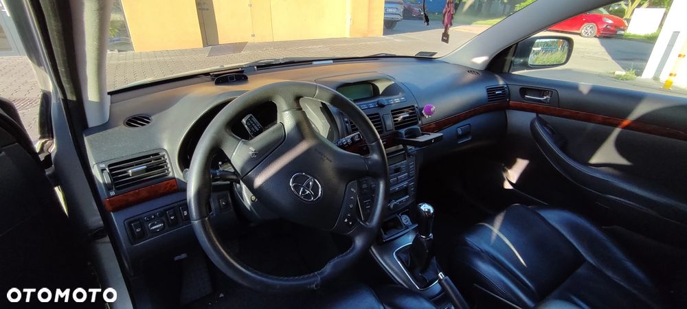 Toyota Avensis 2.0 VVT-i High - 22