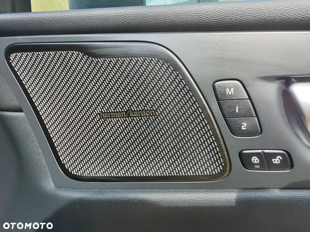 Volvo XC 60 B4 D AWD Plus Dark - 22