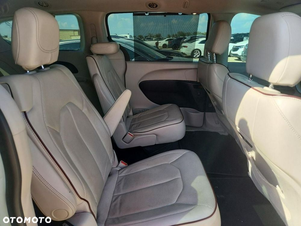 Chrysler Pacifica - 11