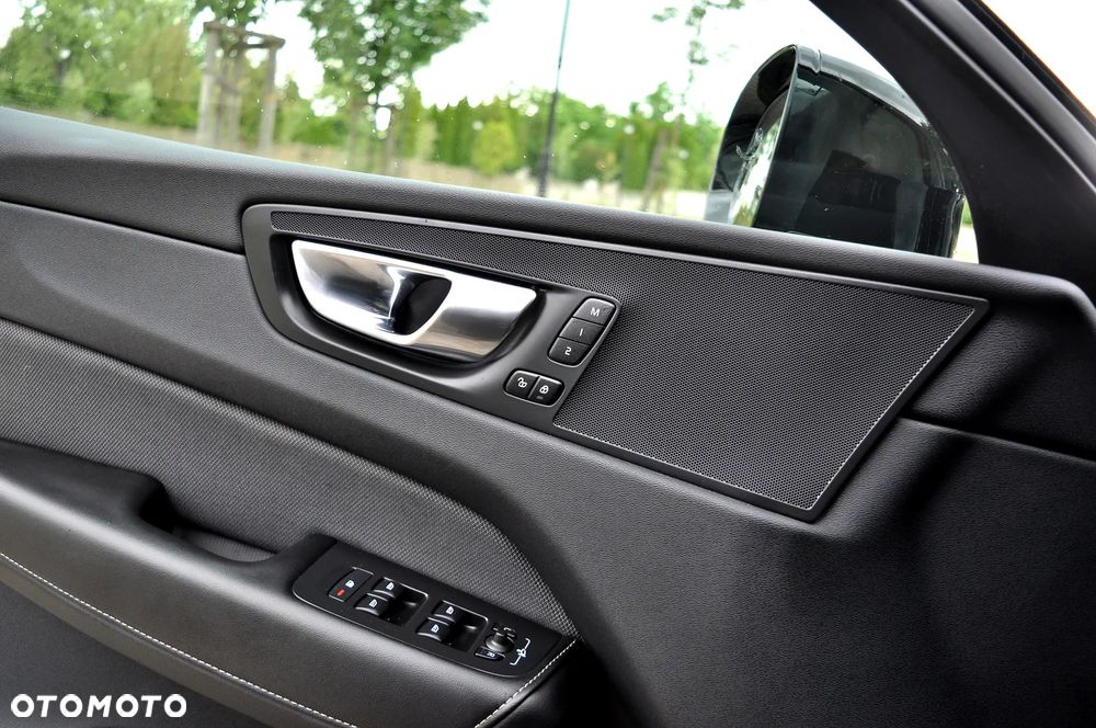Volvo XC 60 B4 D AWD Ultimate Dark - 37