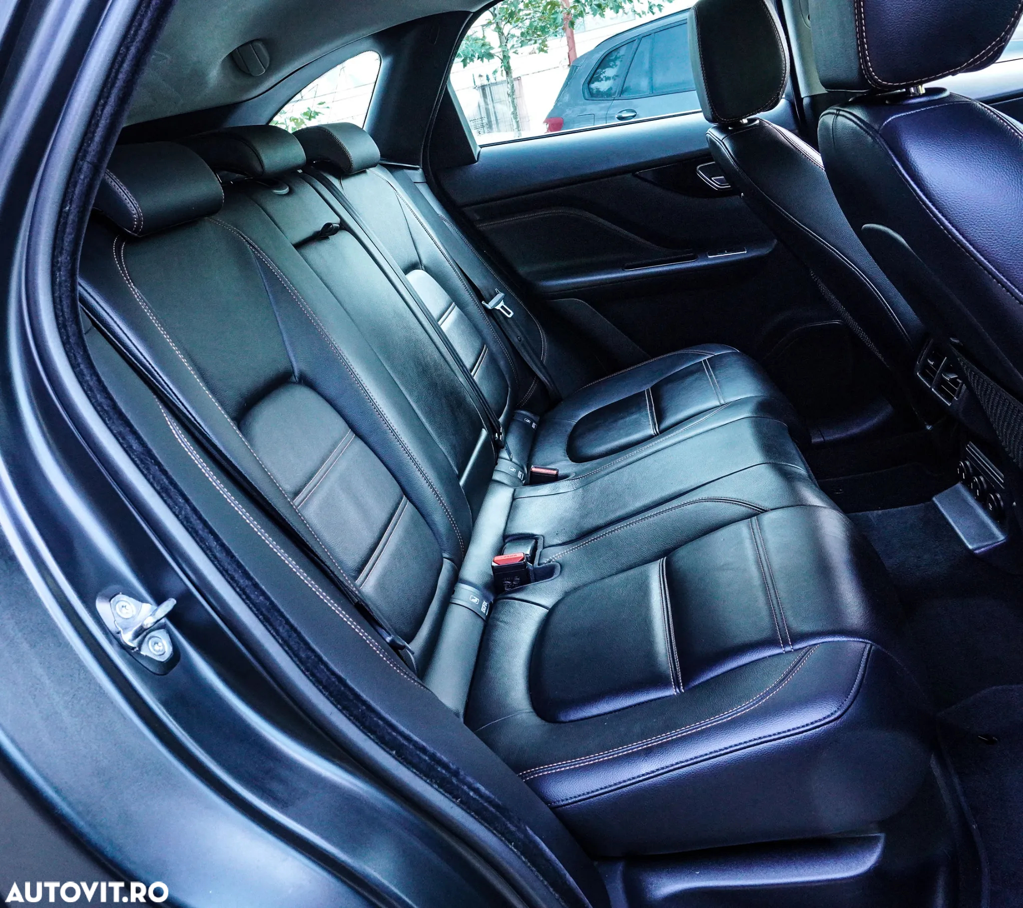 Jaguar F-Pace 25d AWD Pure - 17