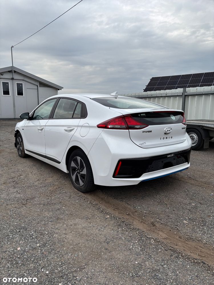 Hyundai IONIQ - 3
