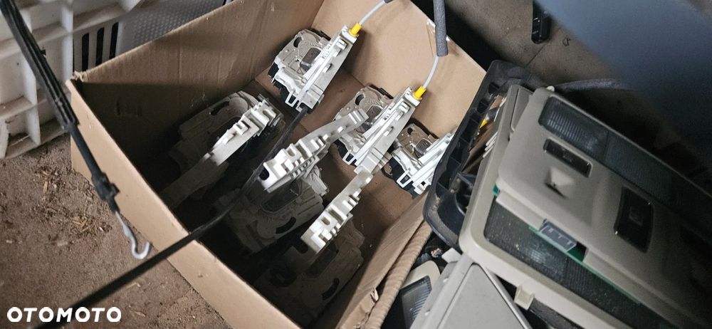 SPRZEDAŻ HURTOWA HURT Zamek drzwi przód tył prawy lewy Audi A8 D3 VW Caddy 2K VW Golf V Audi A4 B7 Mercedes Sprienter 906 VW Crafter Touran 1T BMW 5 E60 E90 - 8