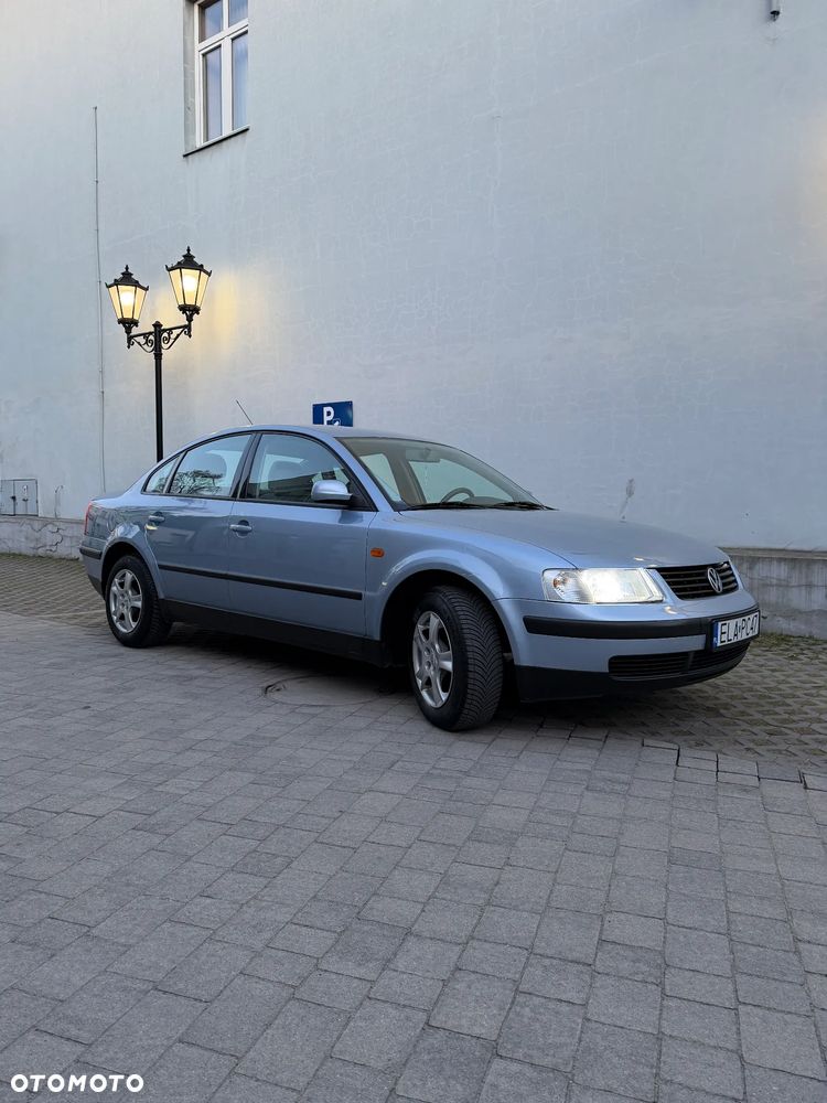 Volkswagen Passat - 1