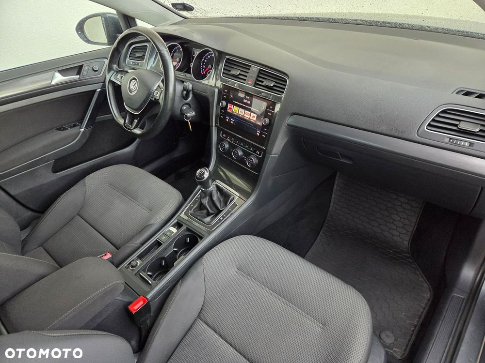 Volkswagen Golf - 10