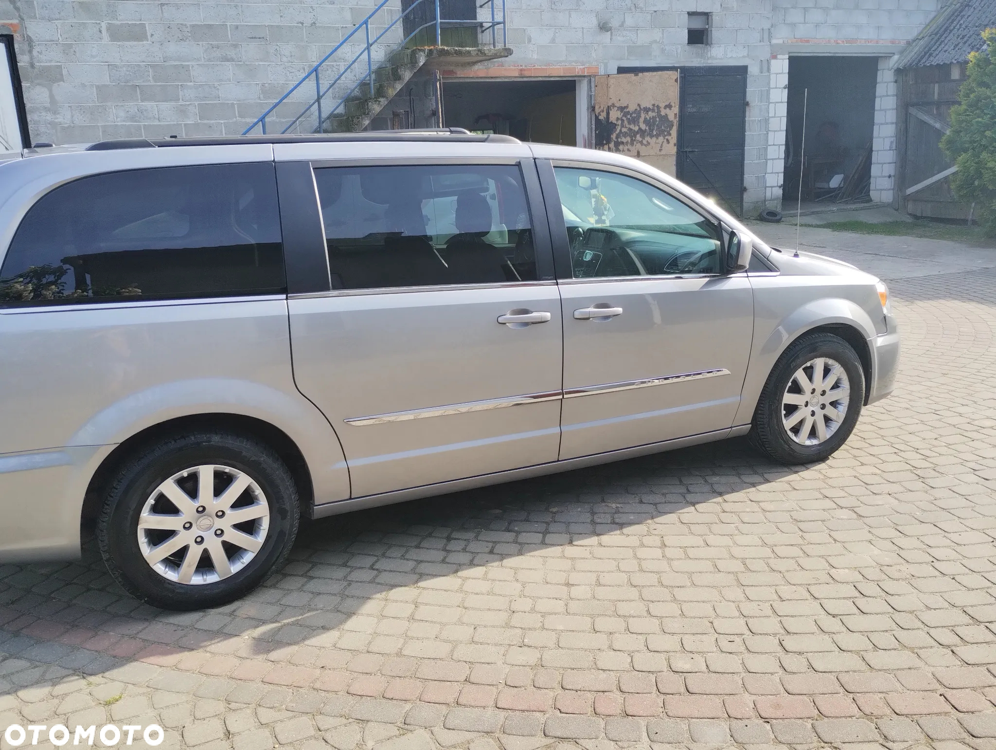 Chrysler Town & Country - 7