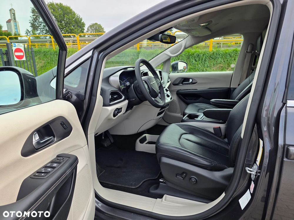 Chrysler Pacifica - 8