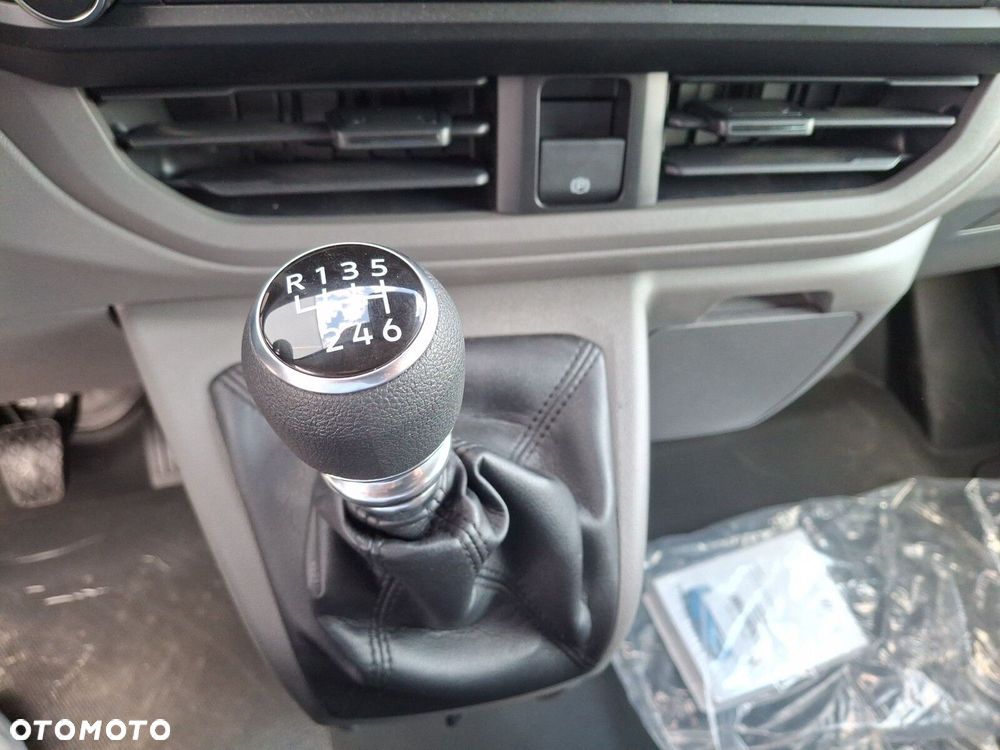 Volkswagen Transporter Furgon Plus 2.0 TDI 150 KM manual r. o. 3500 mm - 38