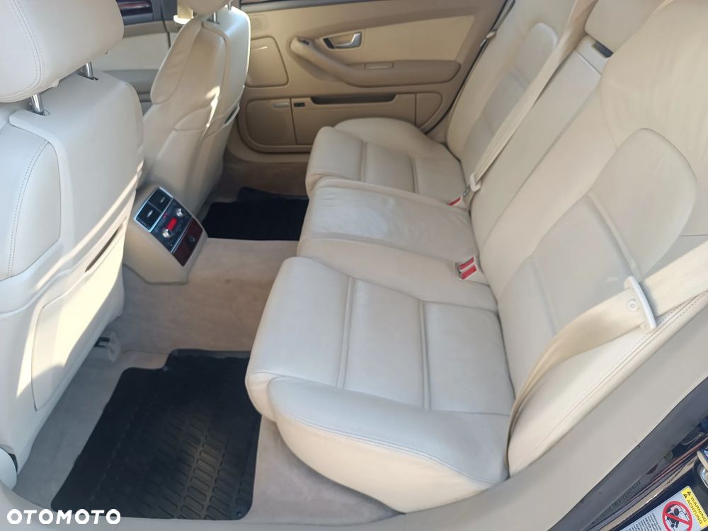 Audi A8 4.2 L Quattro - 15