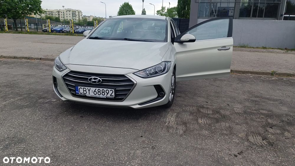 Hyundai Elantra 1.6 Comfort - 11