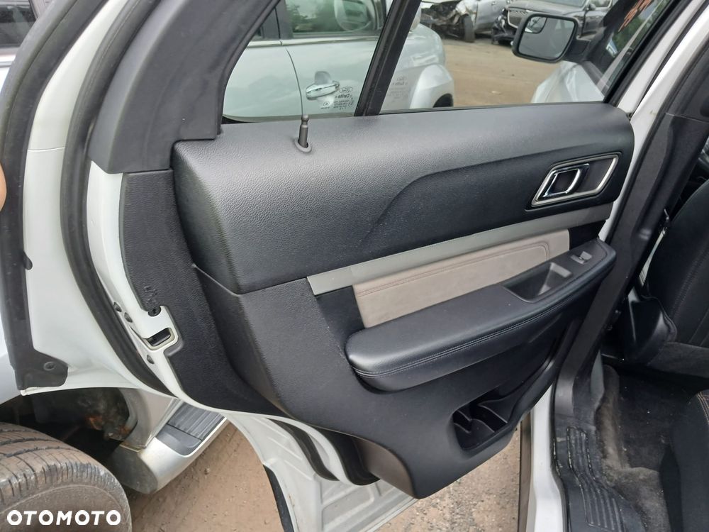 Ford Explorer - 16