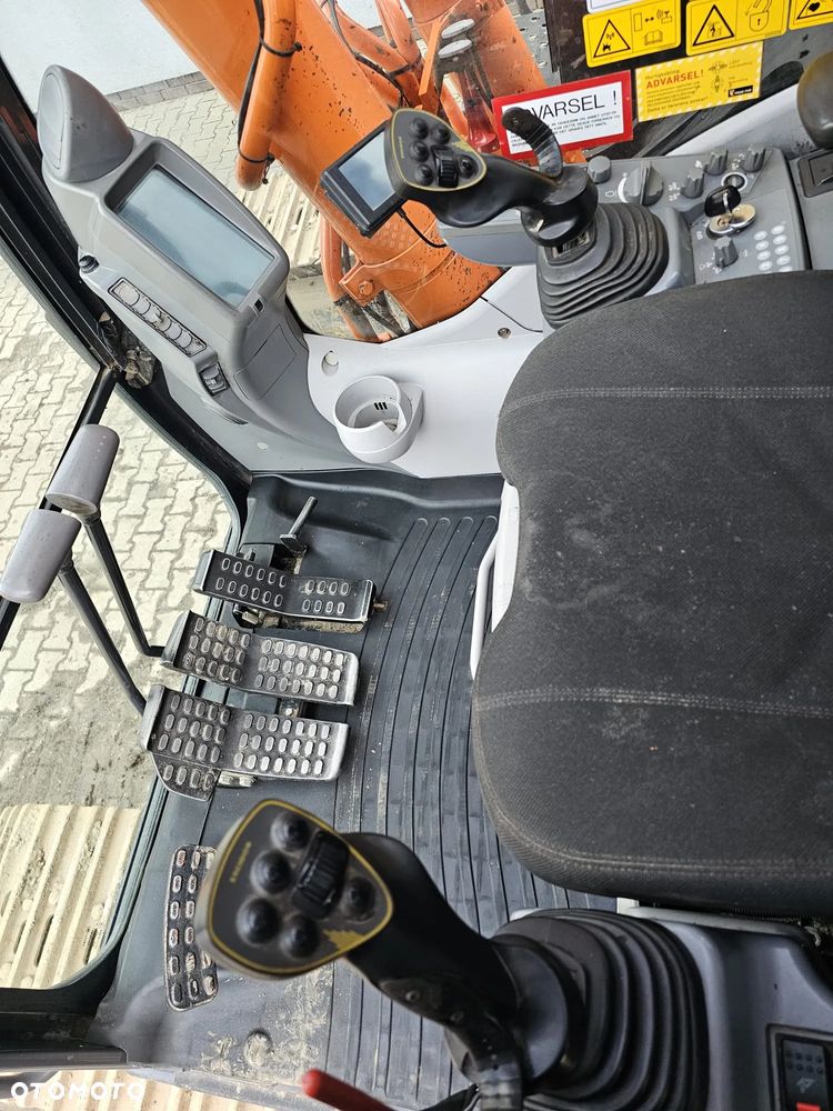 Hitachi ZX300LC-6 - 9