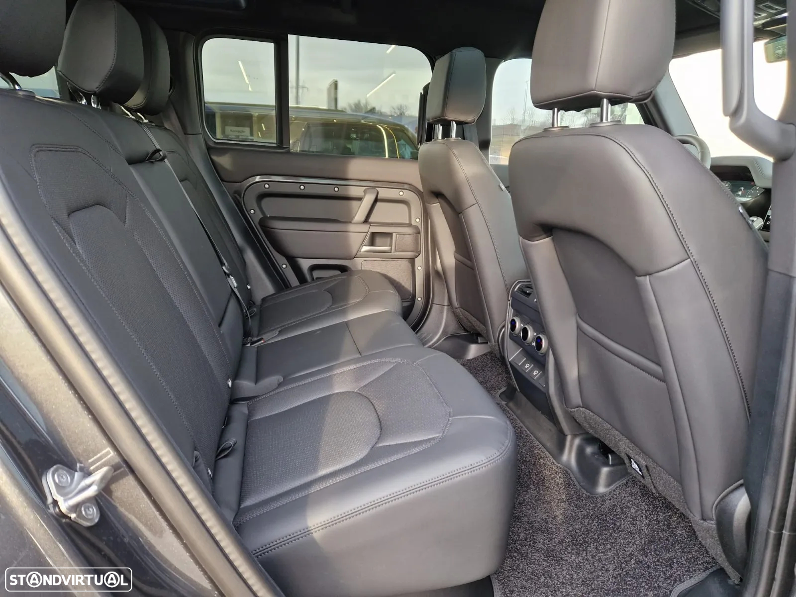 Land Rover Defender 2.0 P300e 110 AWD X-Dynamic SE - 4