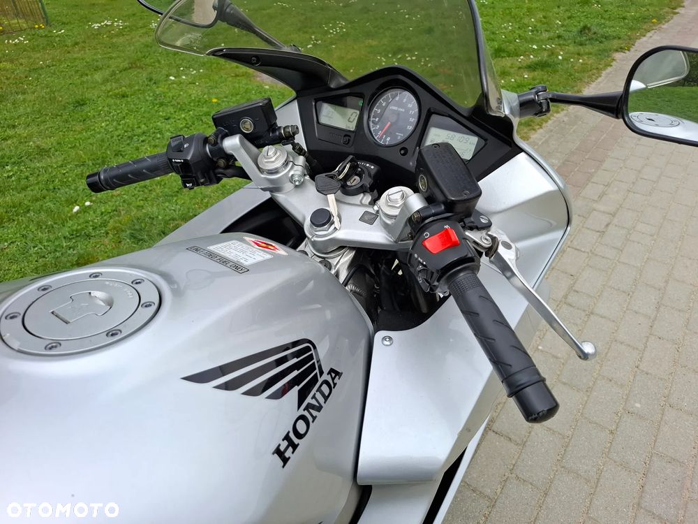 Honda VFR - 13