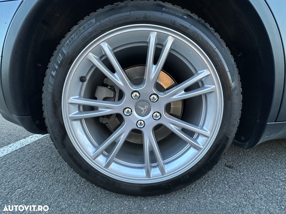 Tesla Model Y - 23