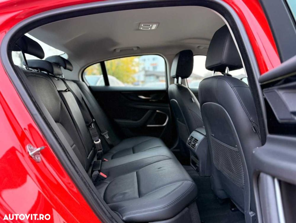 Jaguar XE D200 RWD MHEV R-Dynamic S - 17