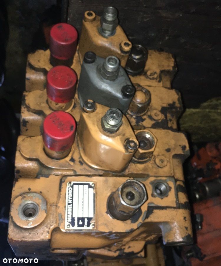 Rozdzielacz hydrauliczny z maszyny CASE - 5